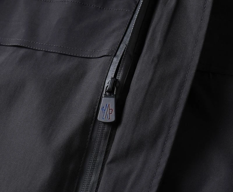 WaterResistant Moncler Outwear 141918