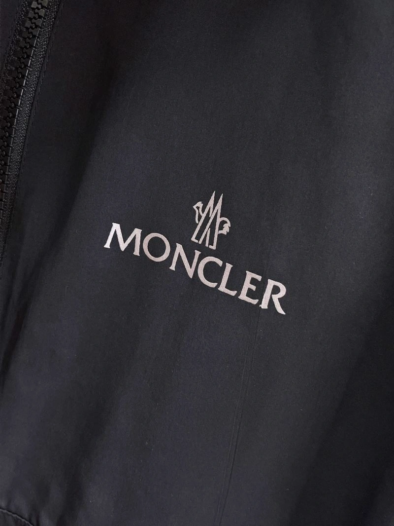 ComfortFit Moncler Outwear 141889
