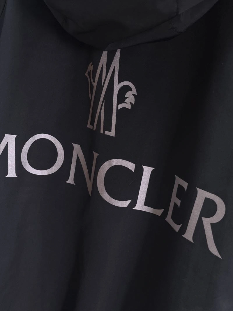 ComfortFit Moncler Outwear 141889
