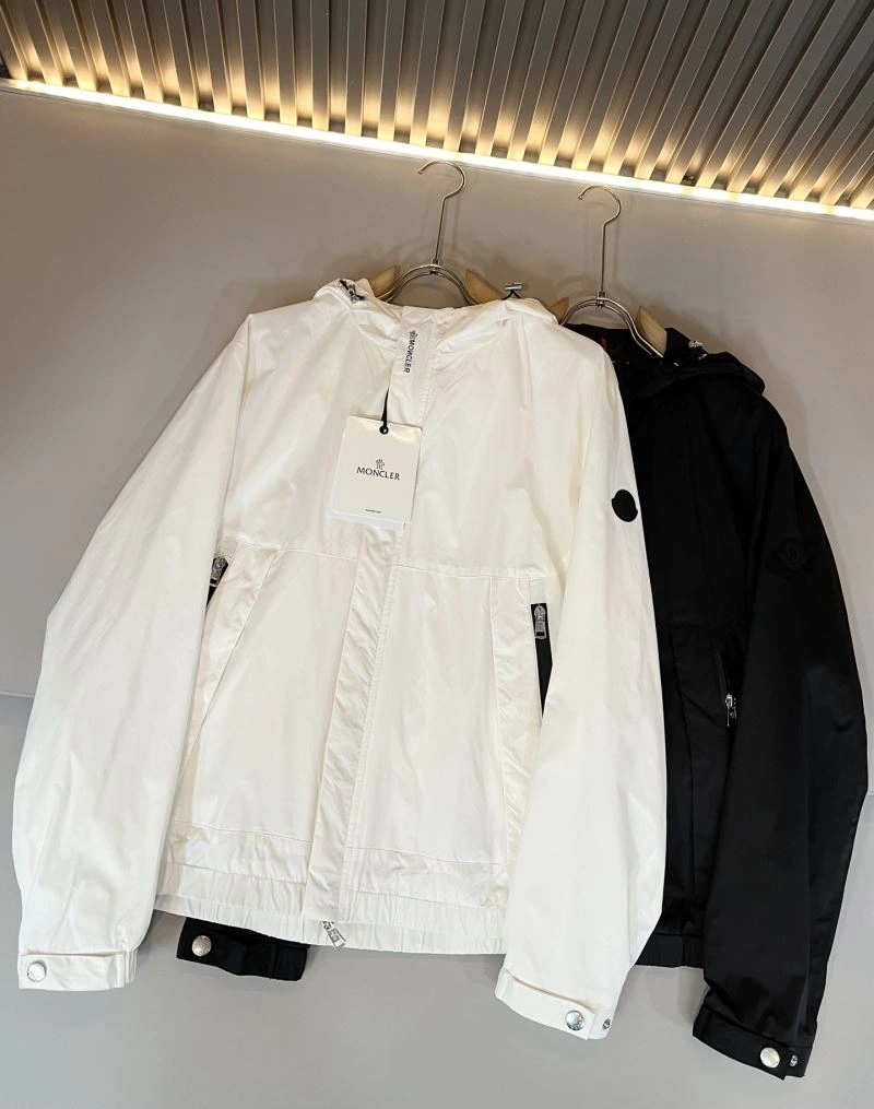 Moncler Outwear Resilient 141859