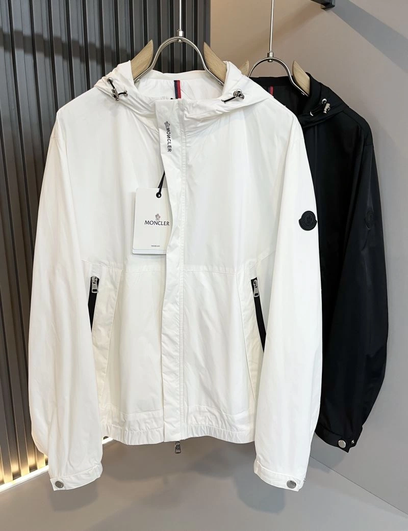 Moncler Outwear Resilient 141859