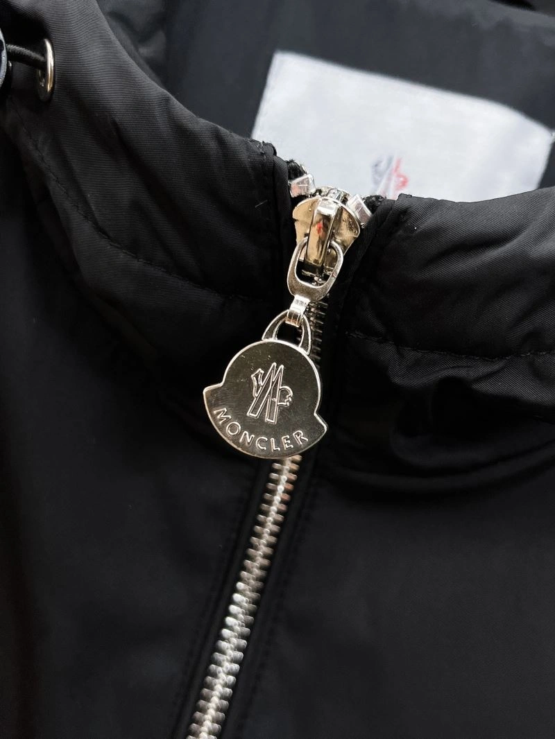Sleek Moncler Outwear 141831
