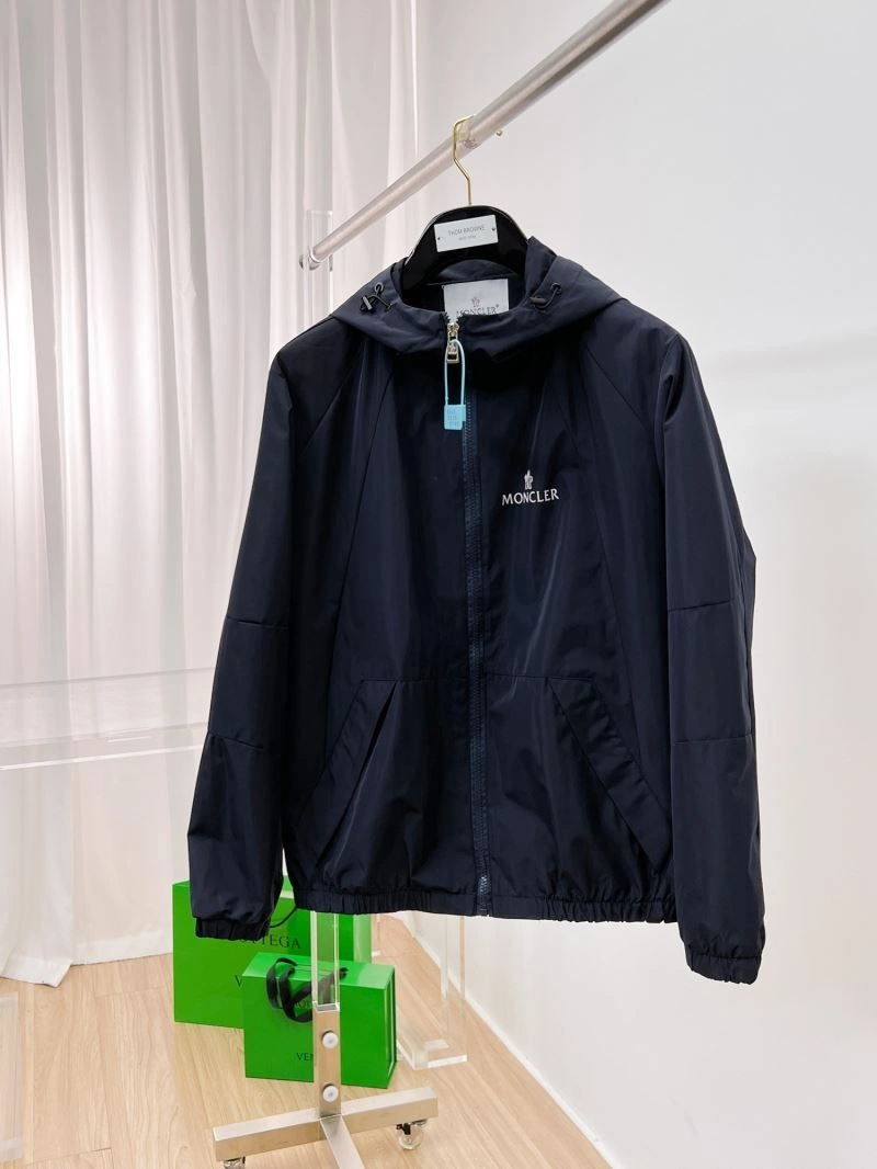 Moncler Outwear Fashionable 141835