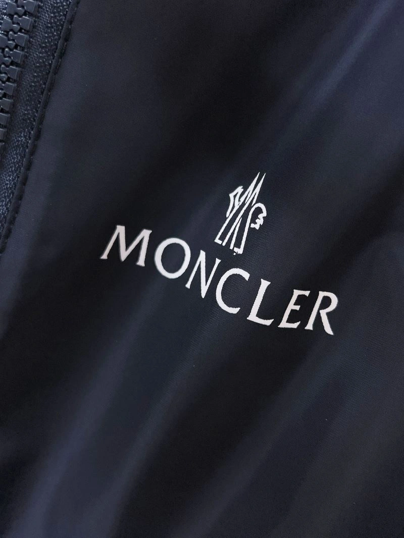 Moncler Outwear Fashionable 141835