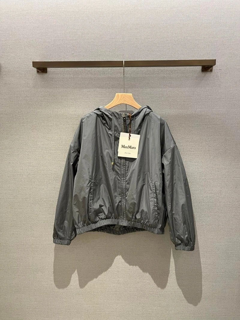 Moncler Outwear Chic 139680