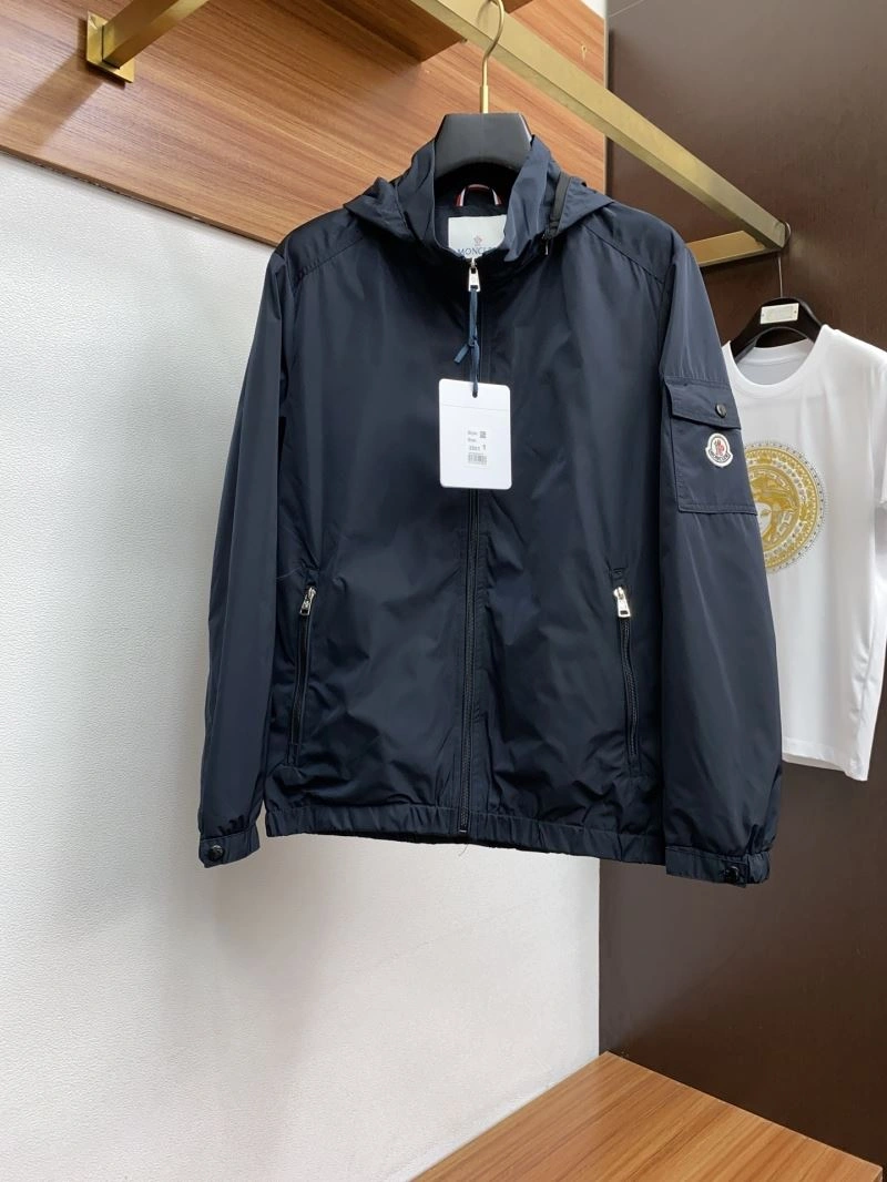 Minimalist Moncler Outwear 141580