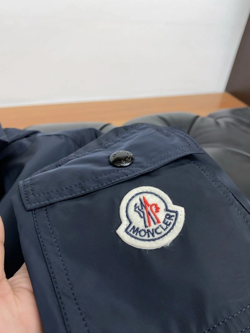Minimalist Moncler Outwear 141580