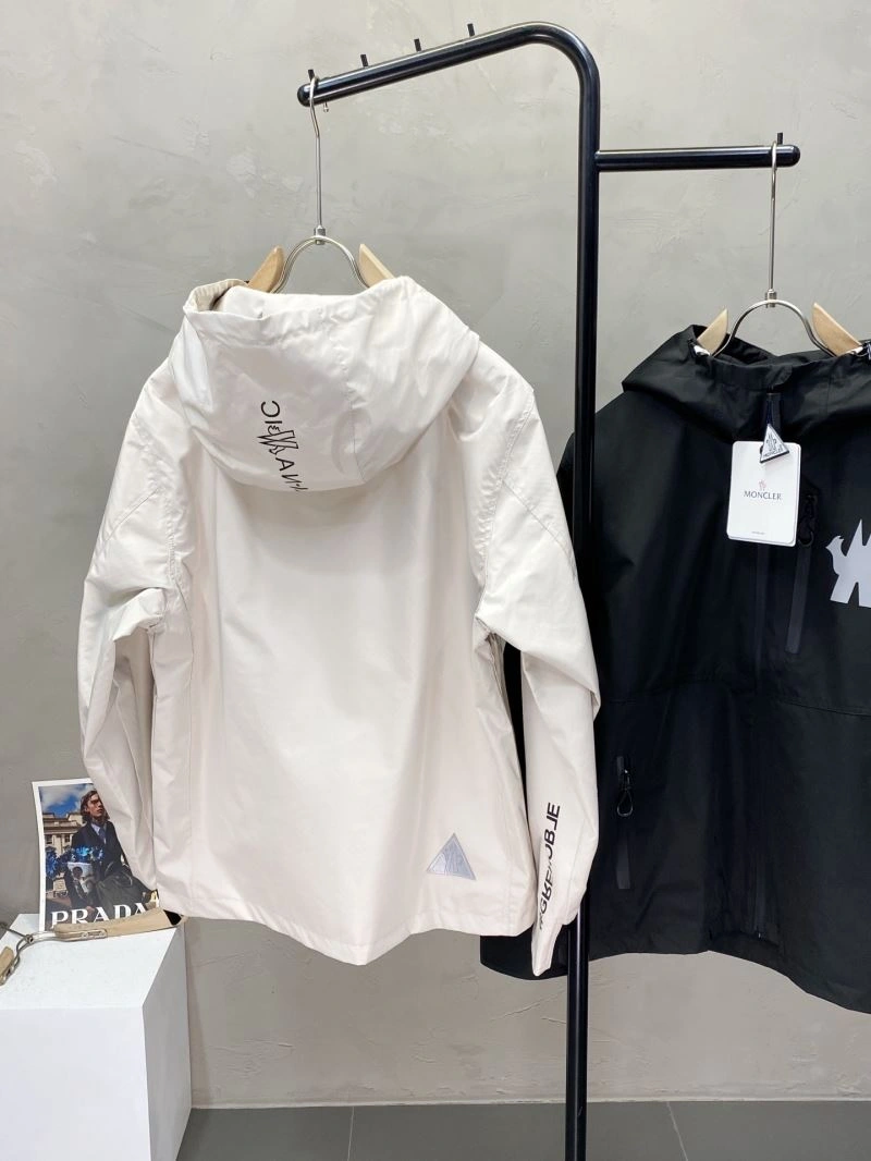 Breathable Moncler Outwear 141581