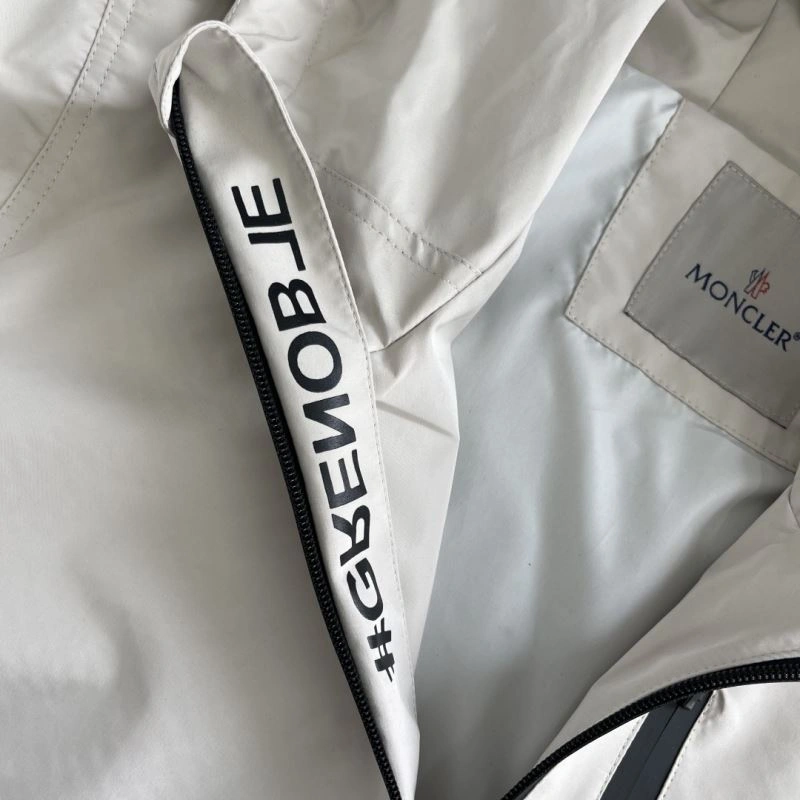 ZipUp Moncler Outwear 141555