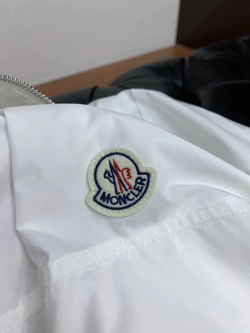 Resilient Moncler Outwear 141529