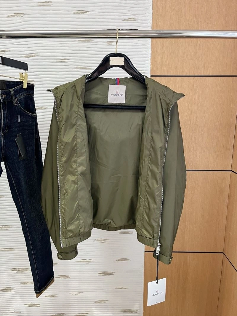 Lightweight Moncler Outwear 141528