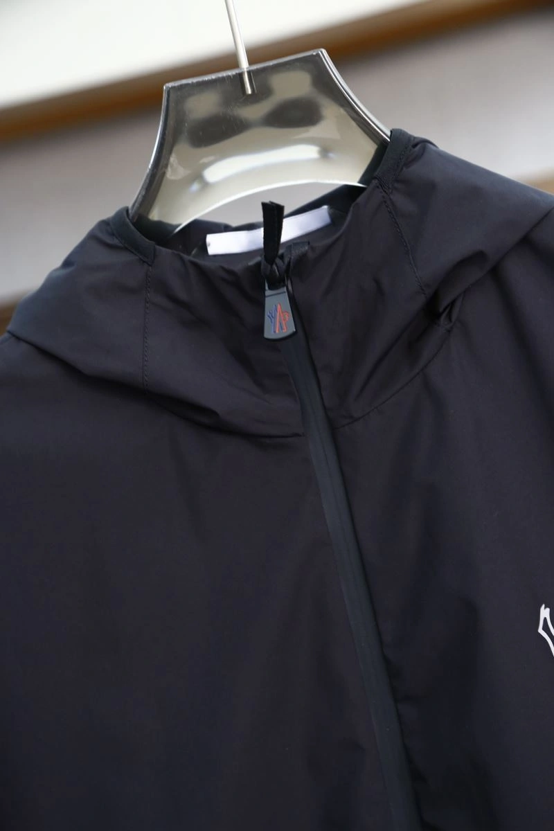 Moncler Outwear ZipUp 141172