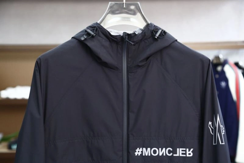 Lightweight Moncler Outwear 141169