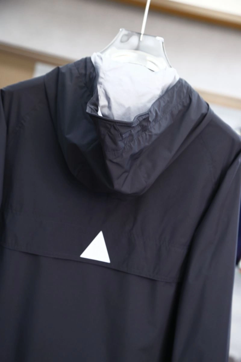 Lightweight Moncler Outwear 141169