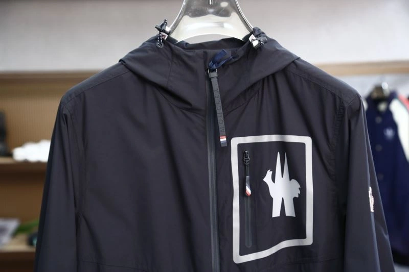 Sleek Moncler Outwear 141162