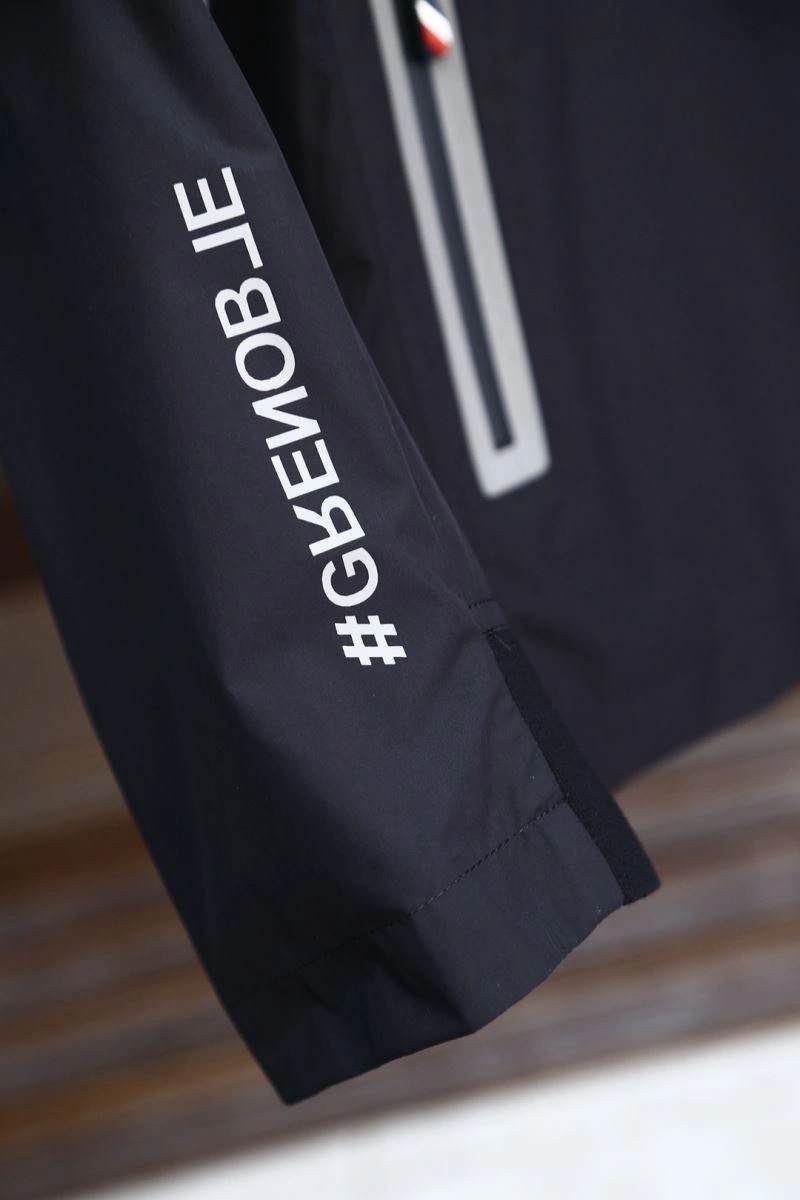 Sleek Moncler Outwear 141162
