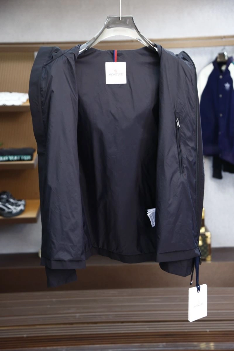 Sleek Moncler Outwear 141162