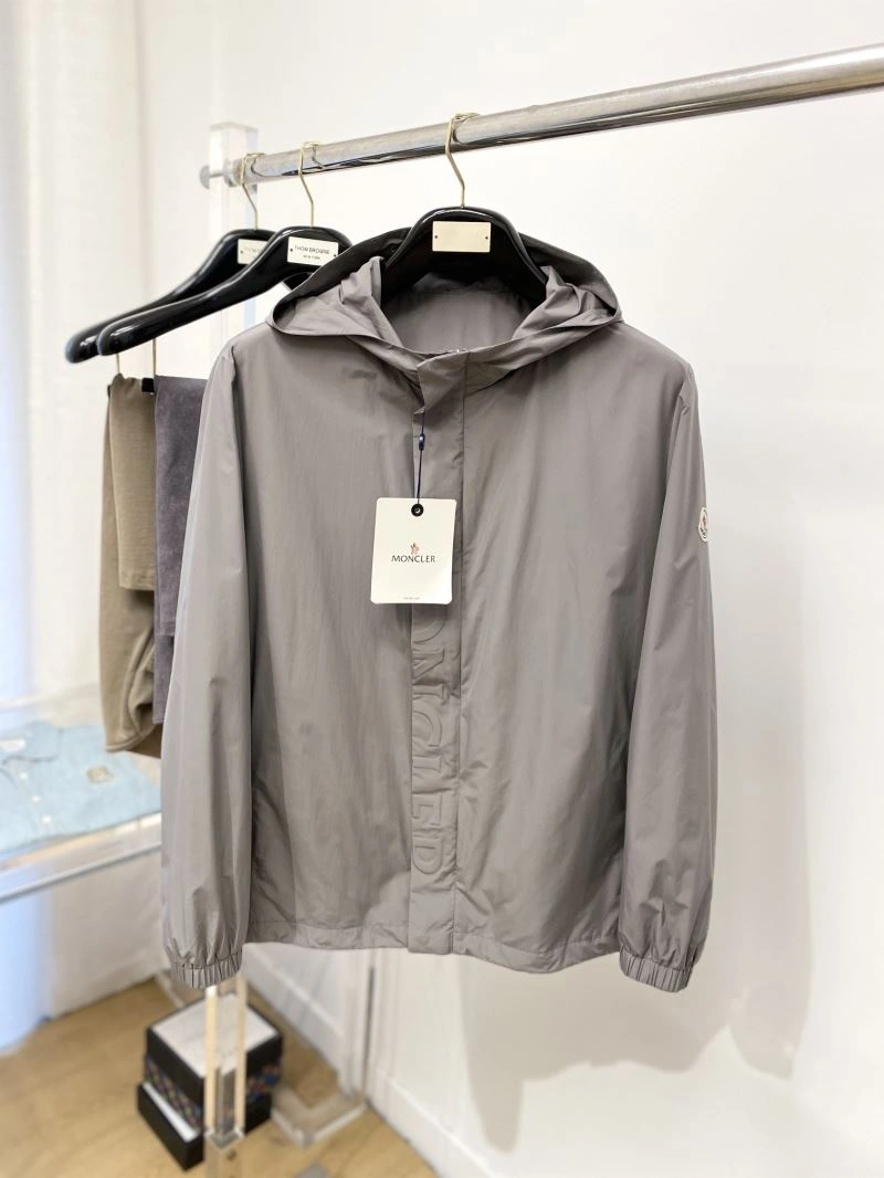 Moncler Outwear Sleek 141165