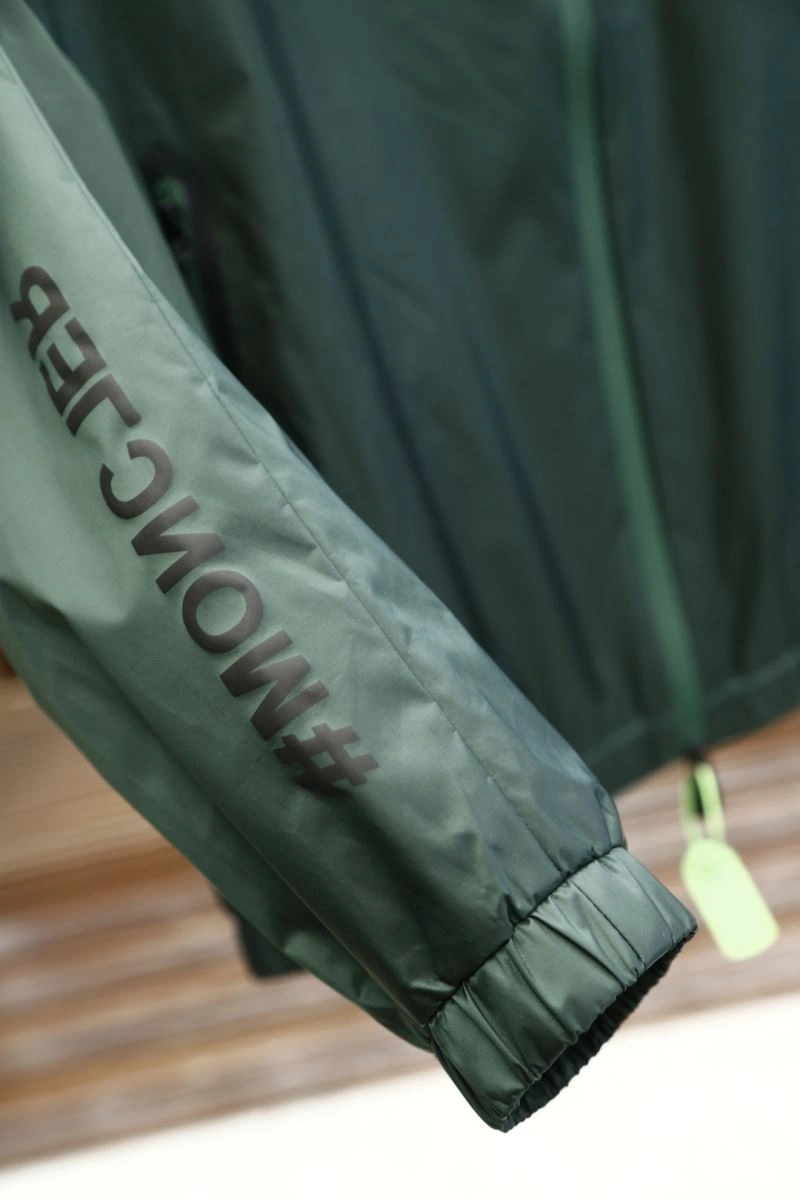 Premium Moncler Outwear 141170