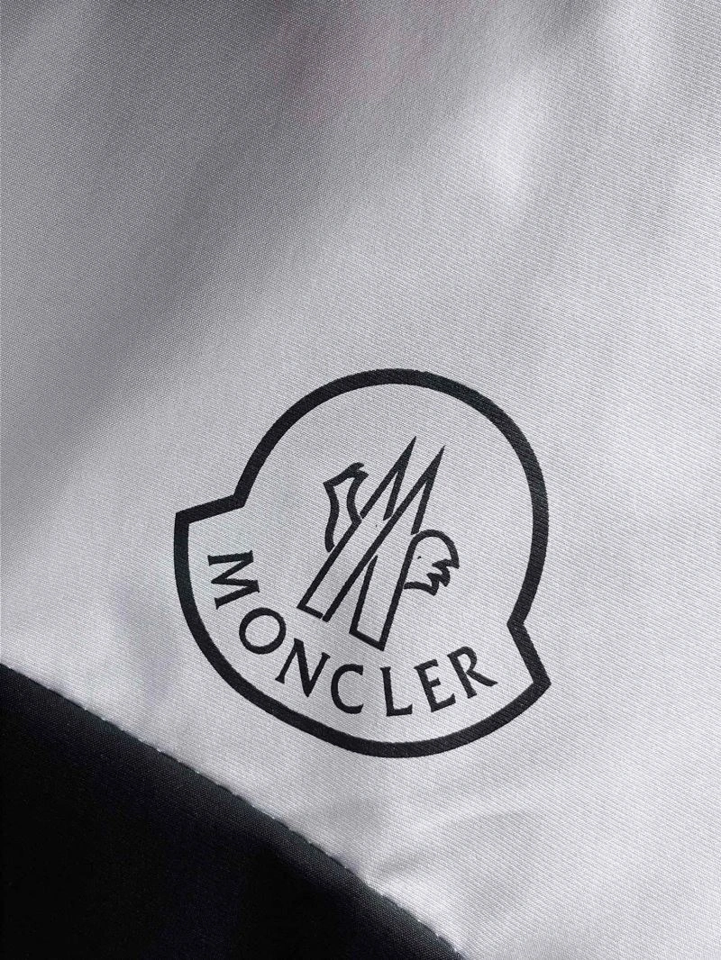 Moncler Outwear Durable 140735
