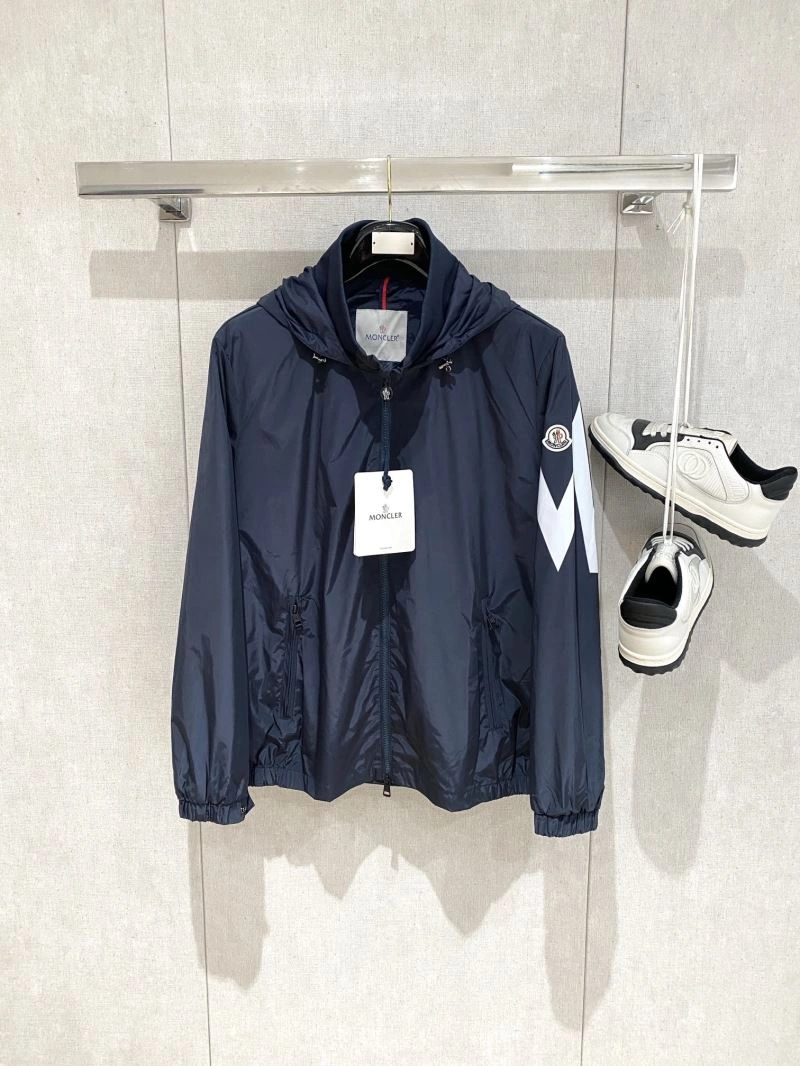 Moncler Outwear Versatile 140687