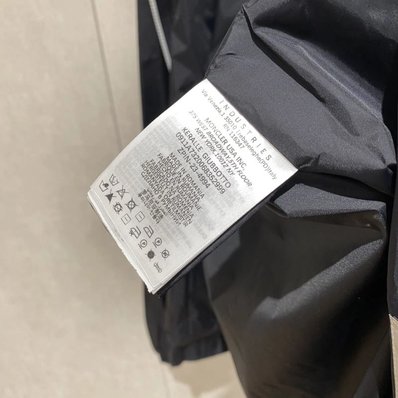 Moncler Outwear OnTrend 140674