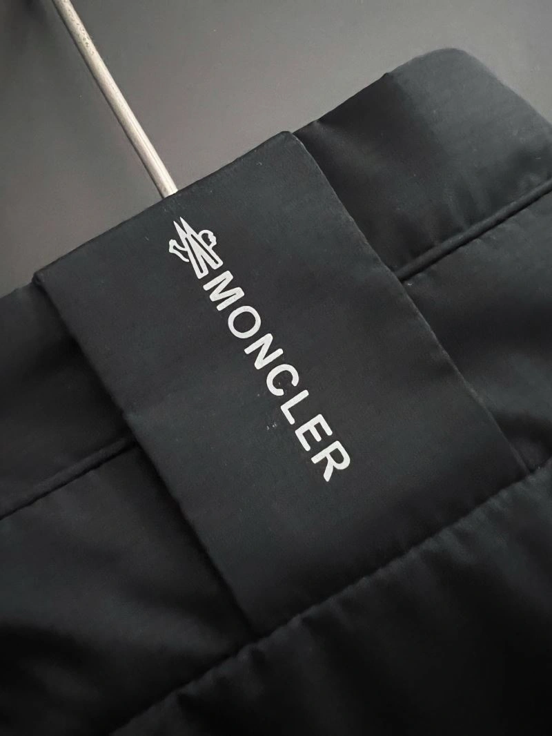 Moncler Outwear Compact 140672