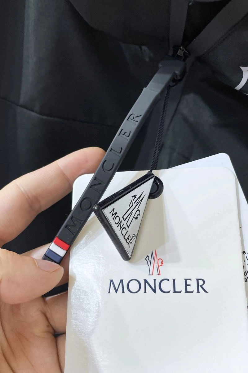 Moncler Outwear Snug 140686