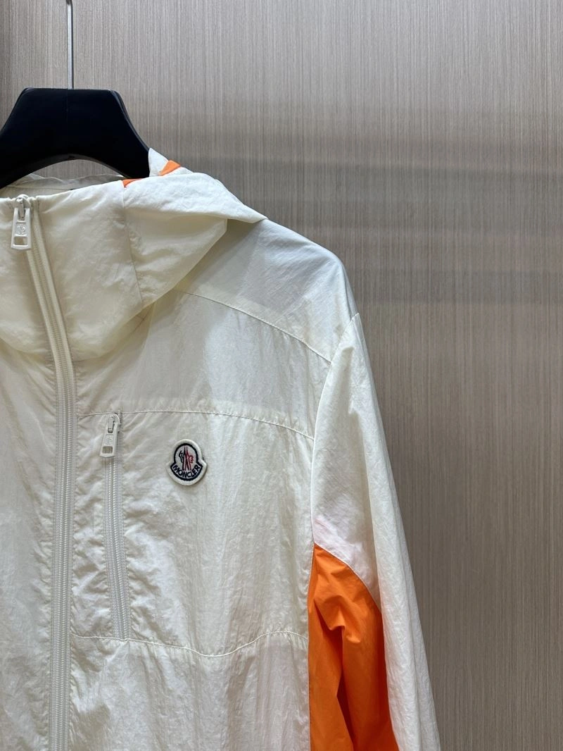 Moncler Outwear Durable 140642