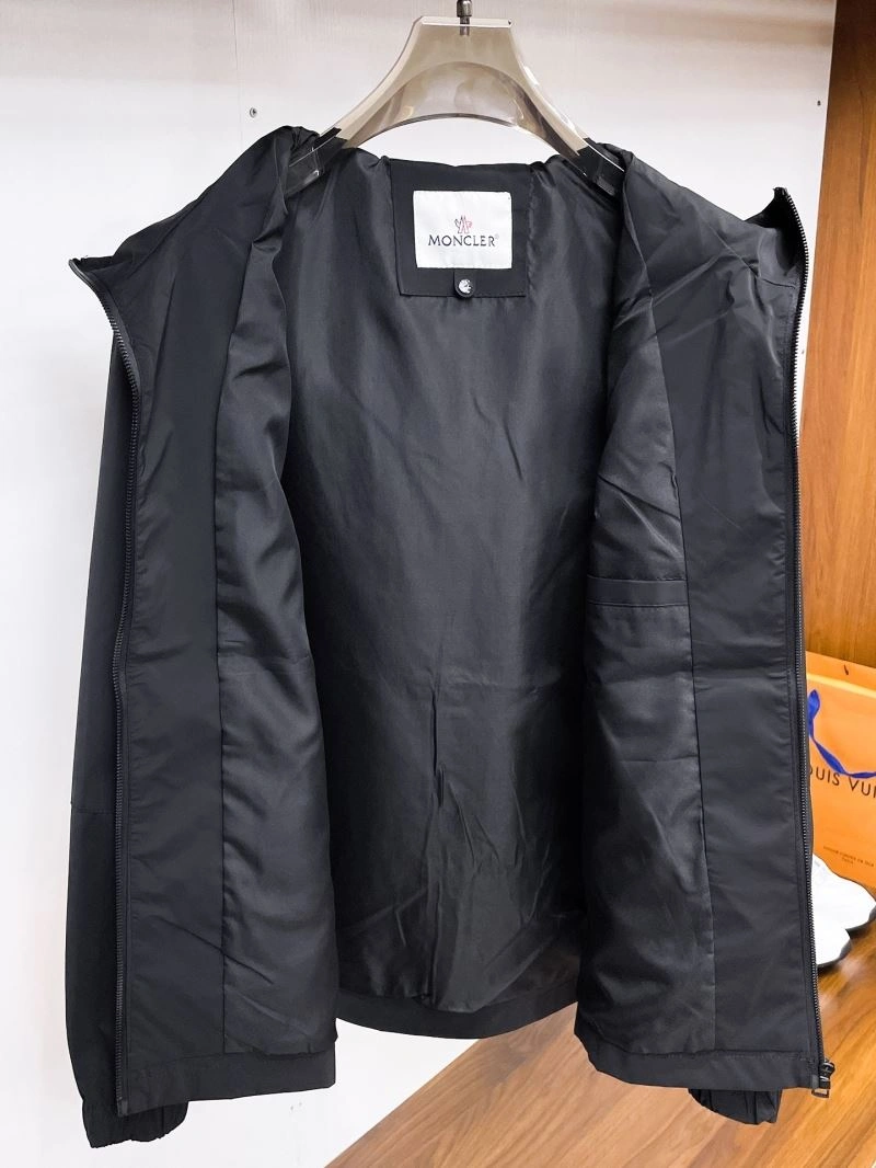 Moncler Outwear Resilient 140638