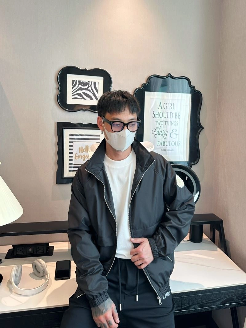 Moncler Outwear Sophisticated 140303