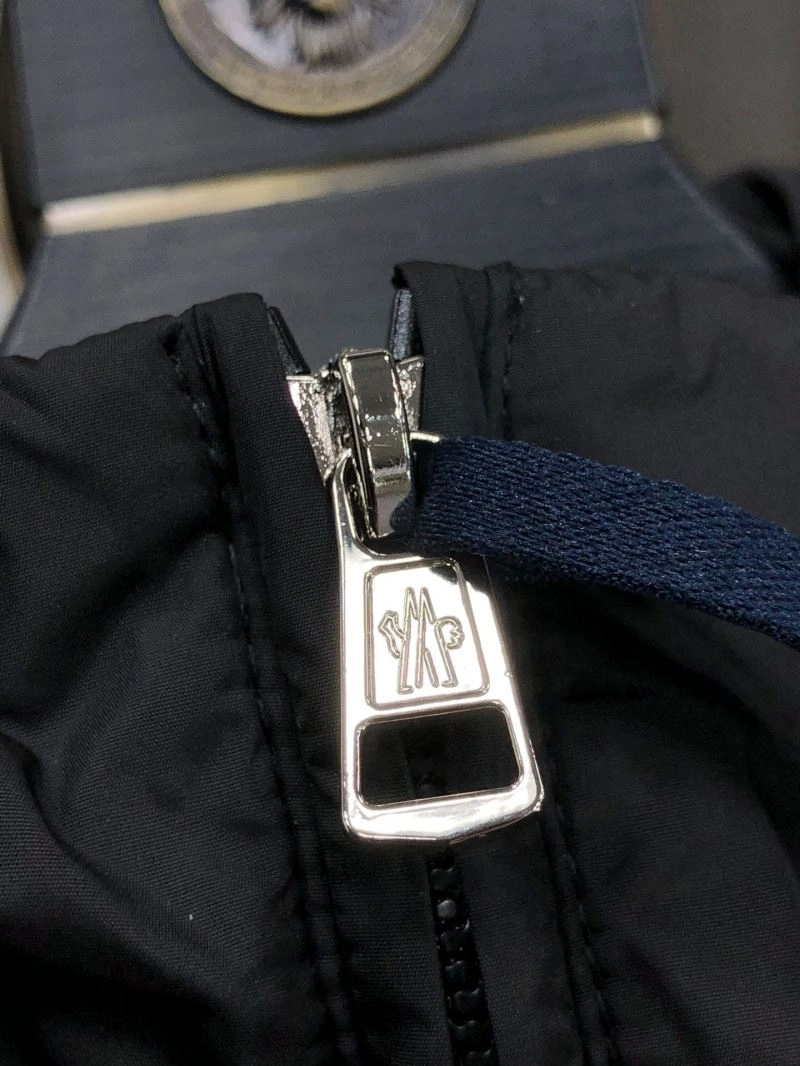 WaterResistant Moncler Outwear 140242