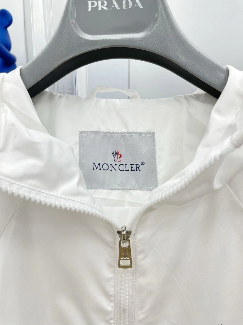 Moncler Outwear Bold 140238