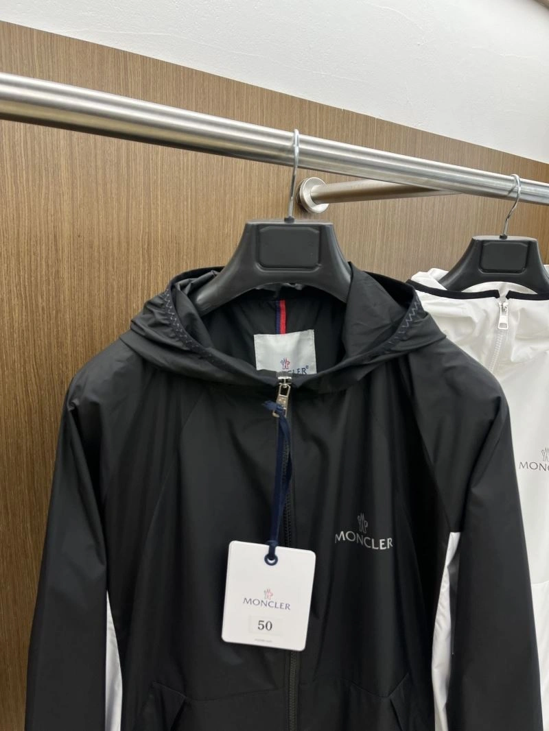 Vibrant Moncler Outwear 140237