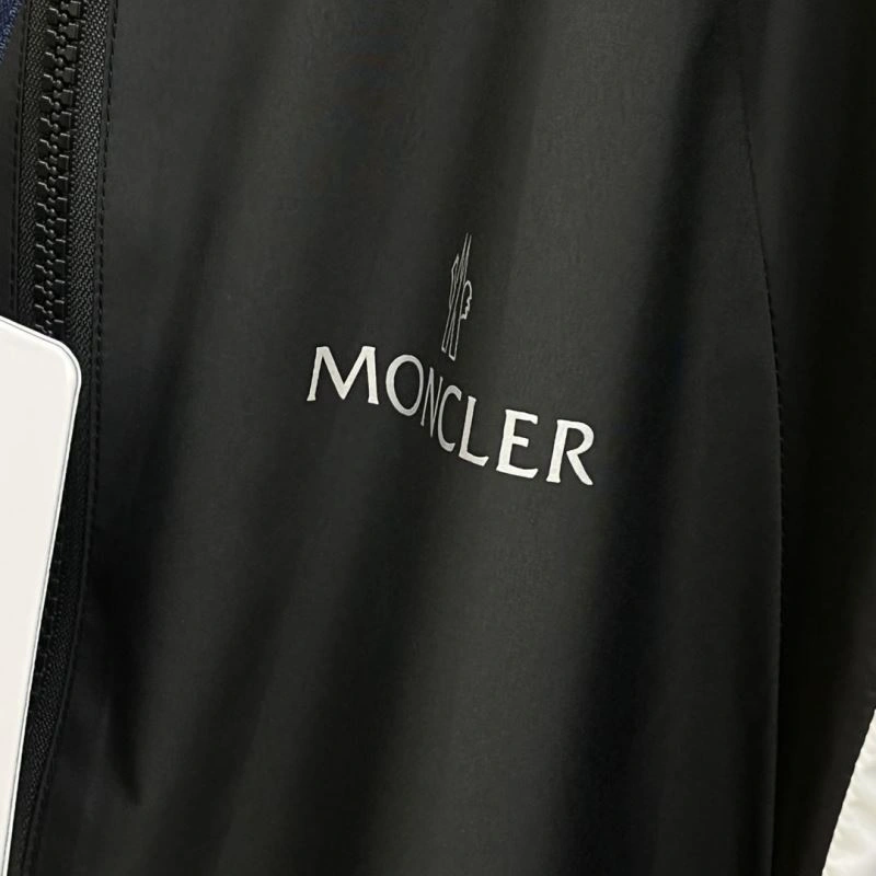 Vibrant Moncler Outwear 140237