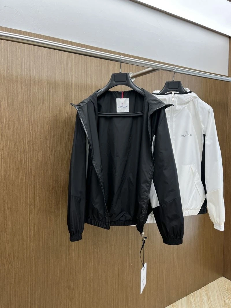 Vibrant Moncler Outwear 140237