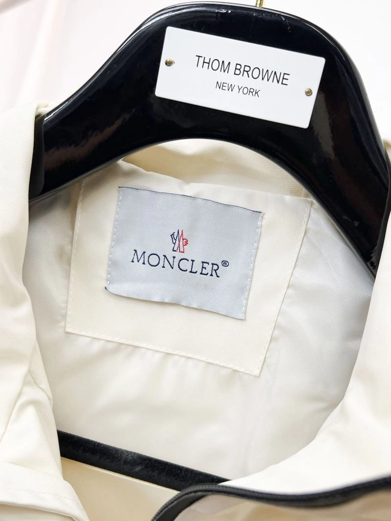 Moncler Outwear WaterResistant 140231