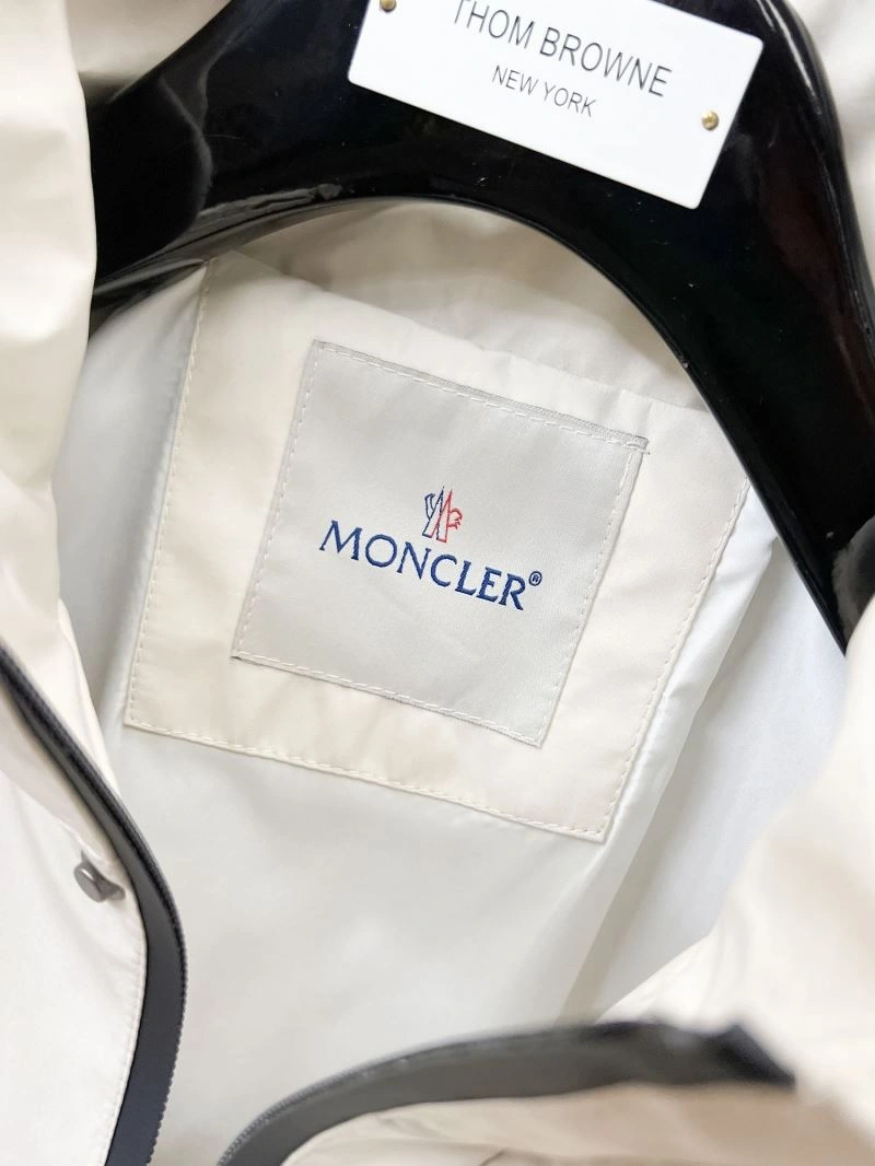 Moncler Outwear Stretchable 140224