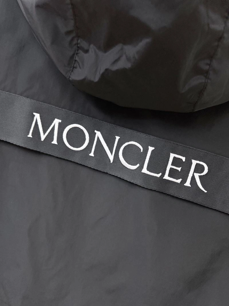 Moncler Outwear Compact 140205