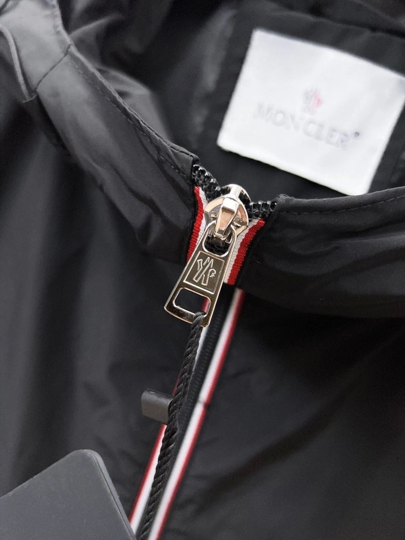 Moncler Outwear Compact 140205