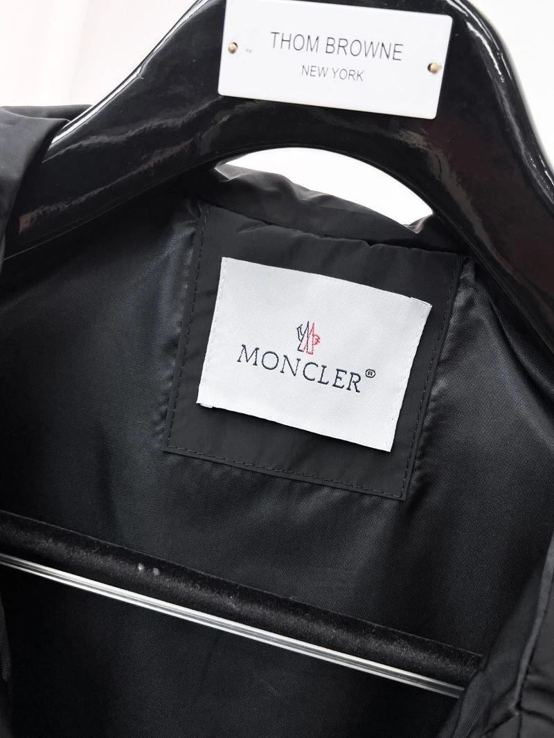 Moncler Outwear Compact 140205
