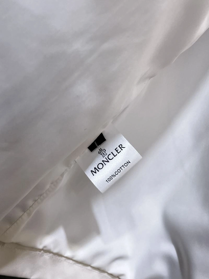 Moncler Outwear Sophisticated 140214