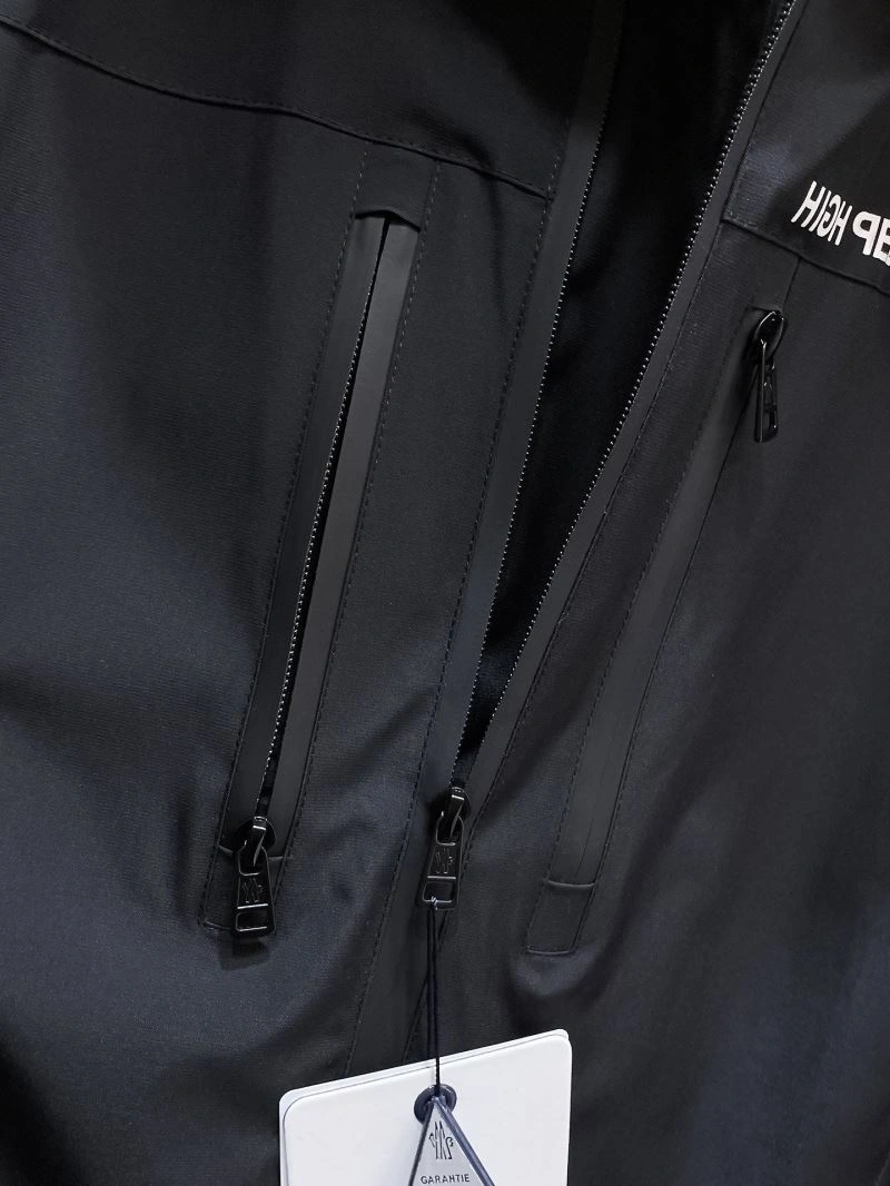 WaterResistant Moncler Outwear 140193