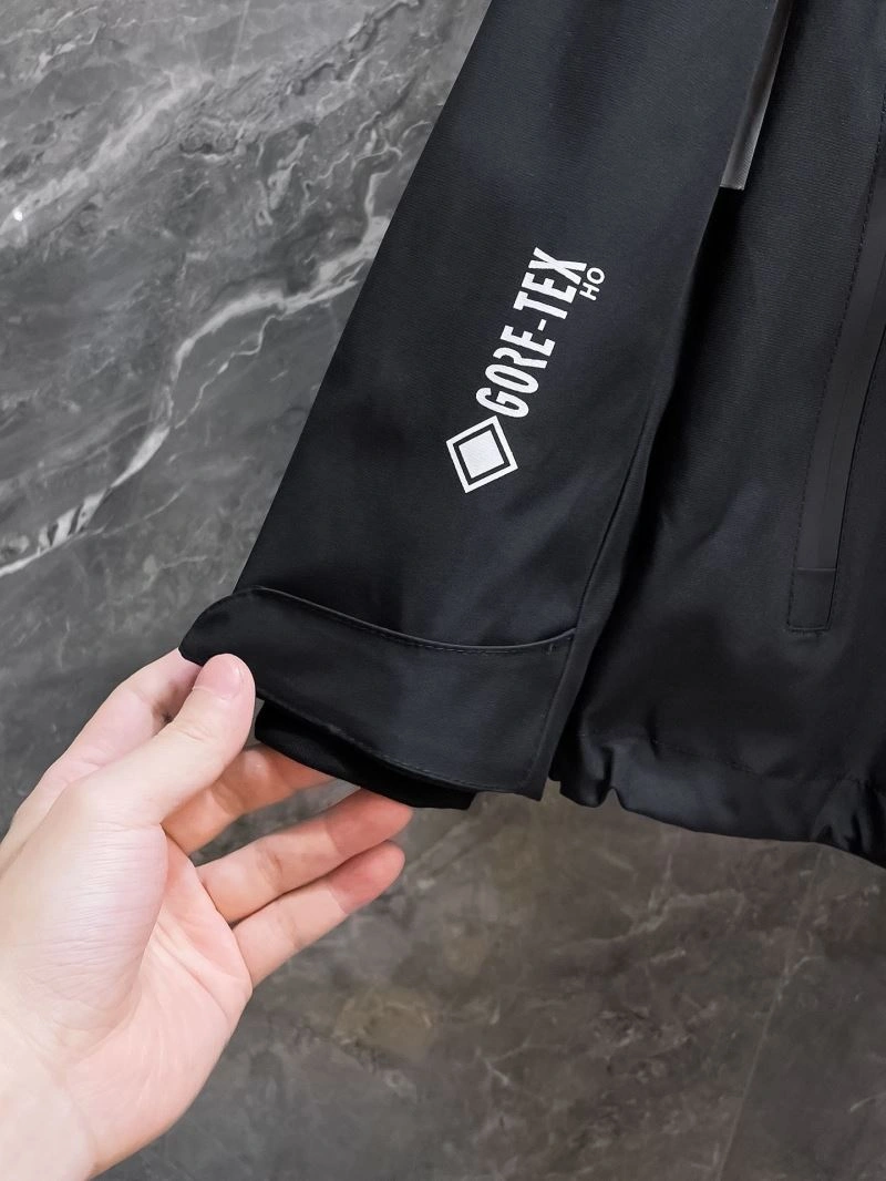 WaterResistant Moncler Outwear 140193