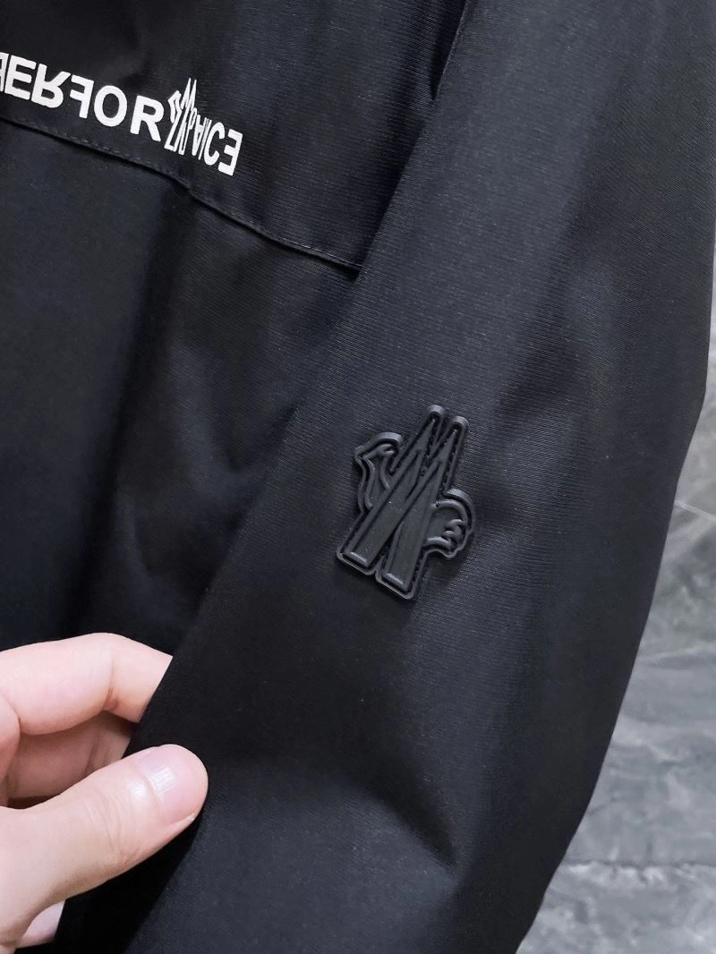 WaterResistant Moncler Outwear 140193