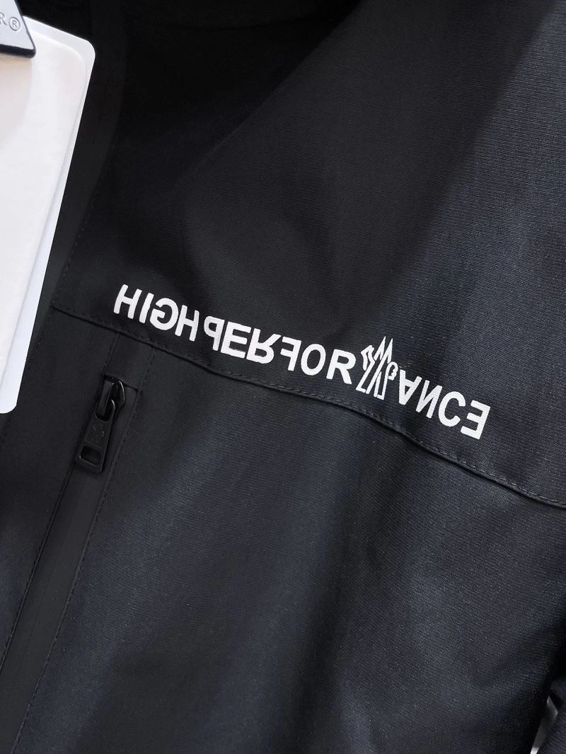 WaterResistant Moncler Outwear 140193