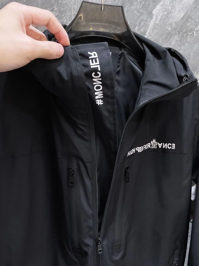 WaterResistant Moncler Outwear 140193