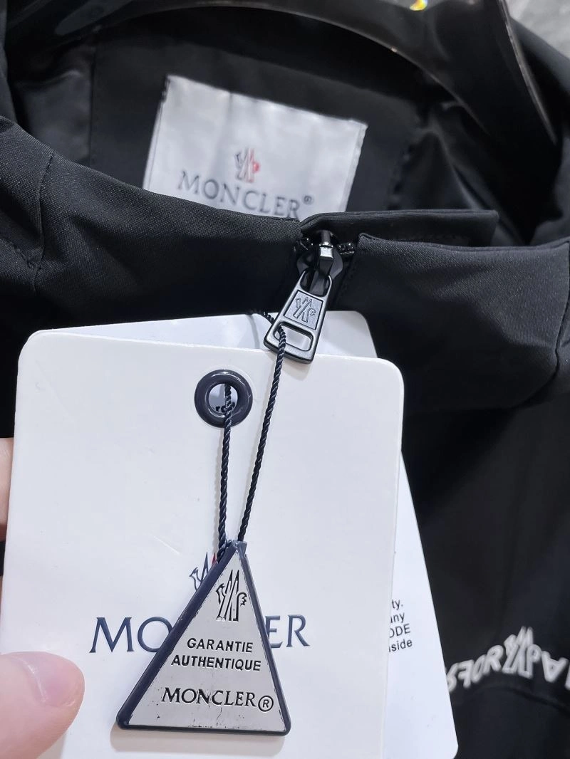 WaterResistant Moncler Outwear 140193