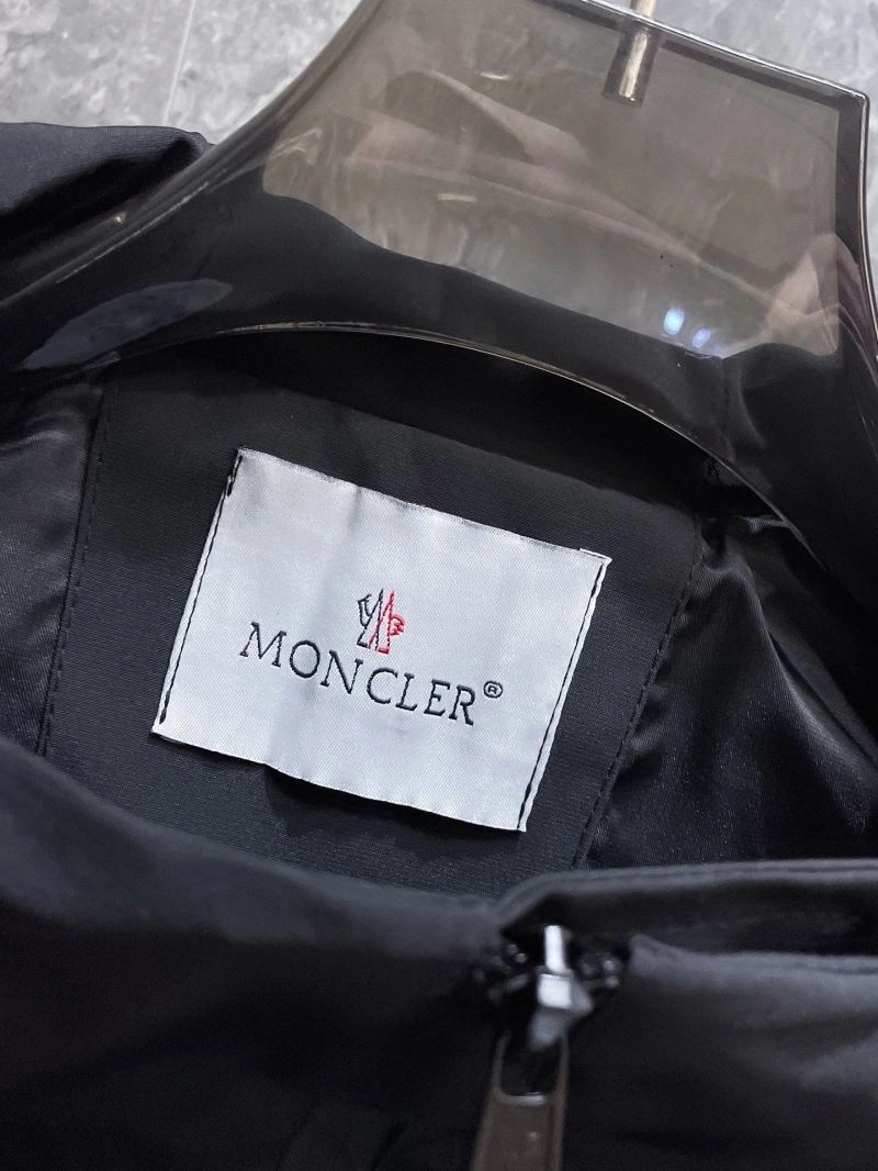 WaterResistant Moncler Outwear 140193
