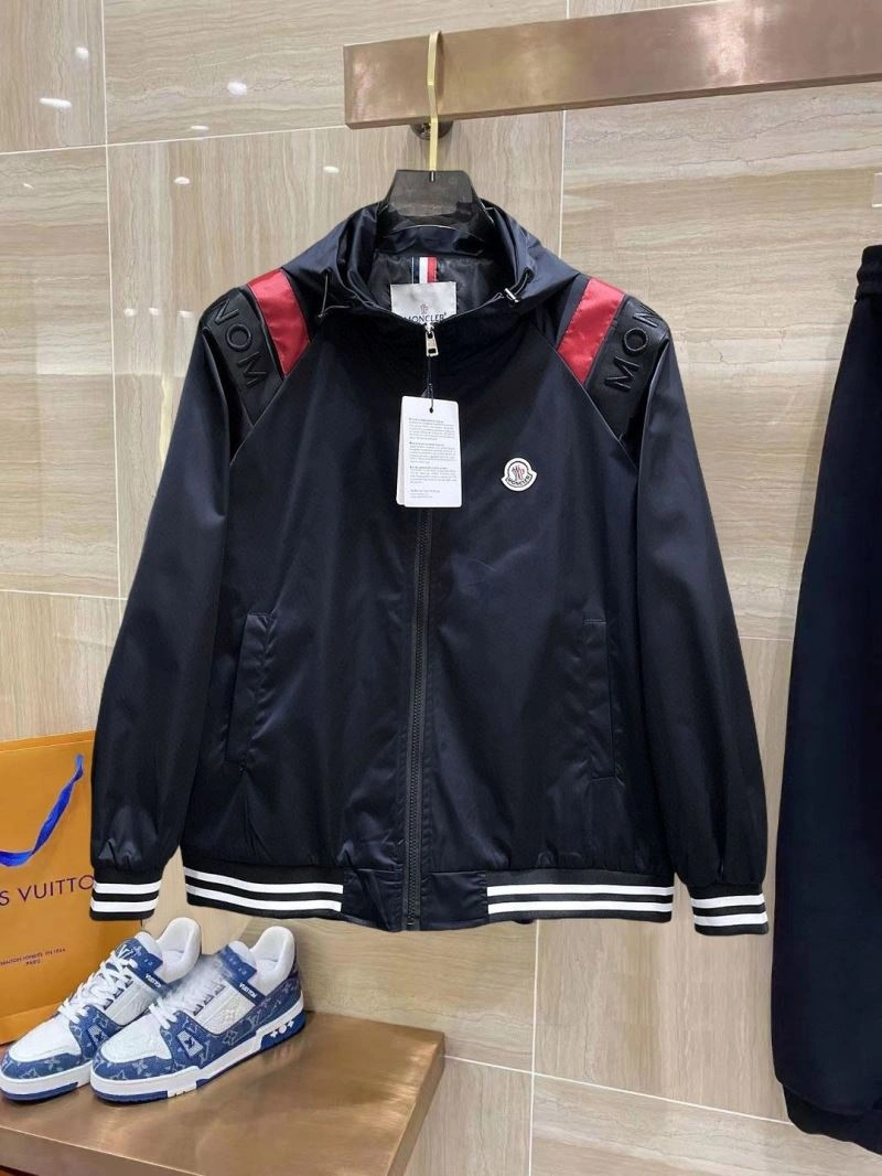 Moncler Outwear Sporty 140196